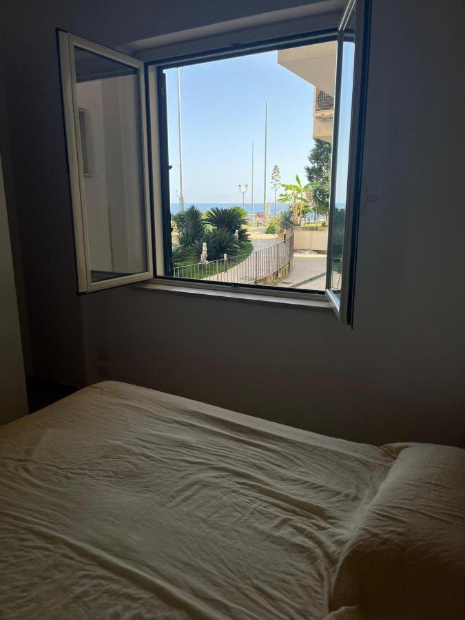 Bilocale vista mare sul lungomare Apartment Siderno Exterior foto